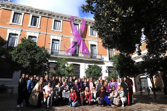Acto de colocación del lazo morado contra la violencia de género en la fachada de la Biblioteca Central de Jerez de la Frontera (Cádiz)