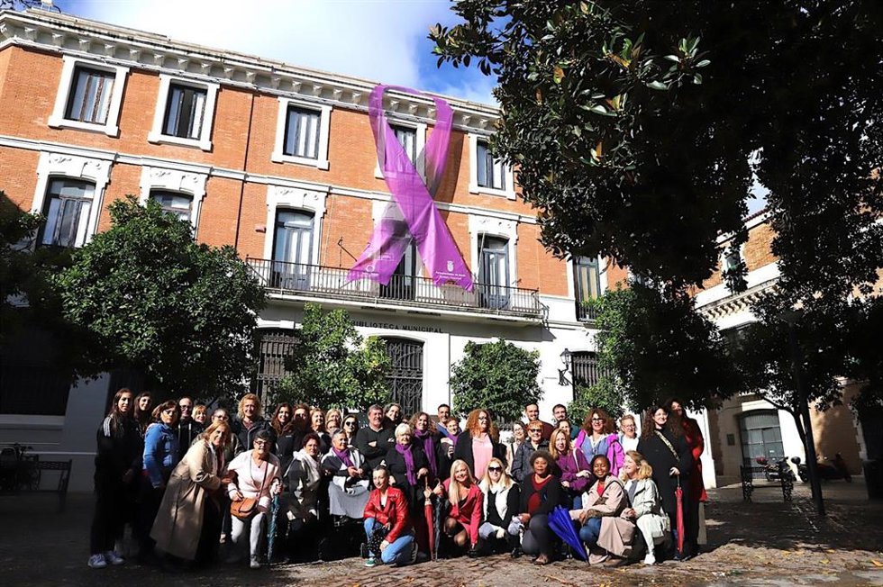 Acto de colocación del lazo morado contra la violencia de género en la fachada de la Biblioteca Central de Jerez de la Frontera (Cádiz)