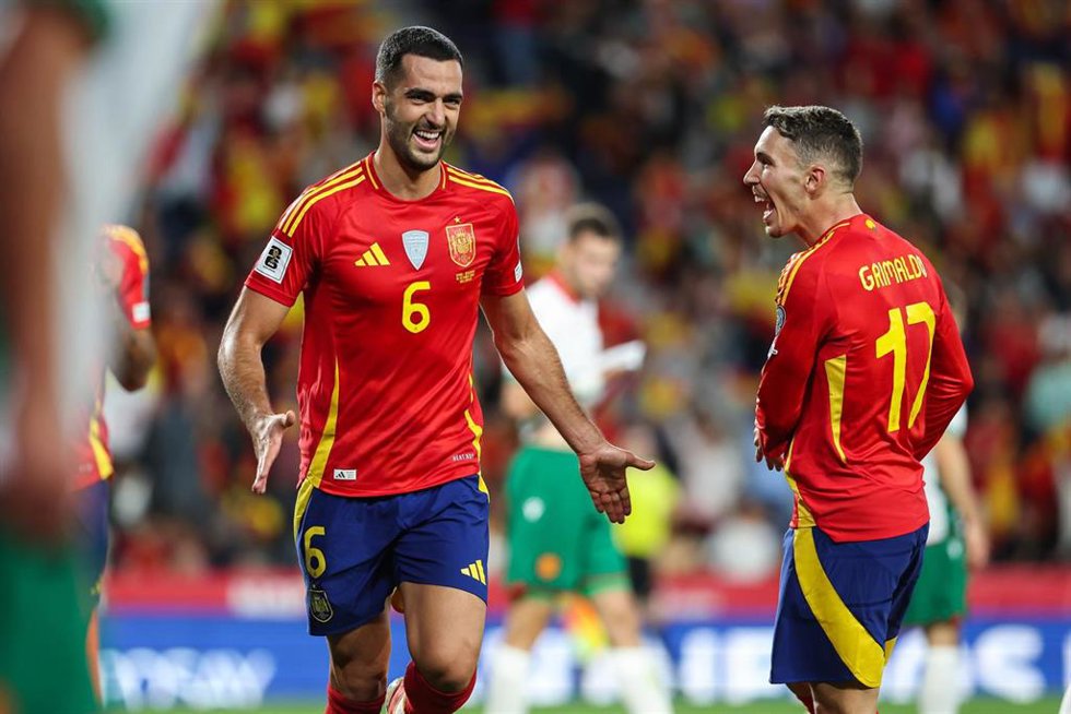 Archivo - El centrocampista español Mikel Merino celebrando un gol junto a Álex Grimaldo.