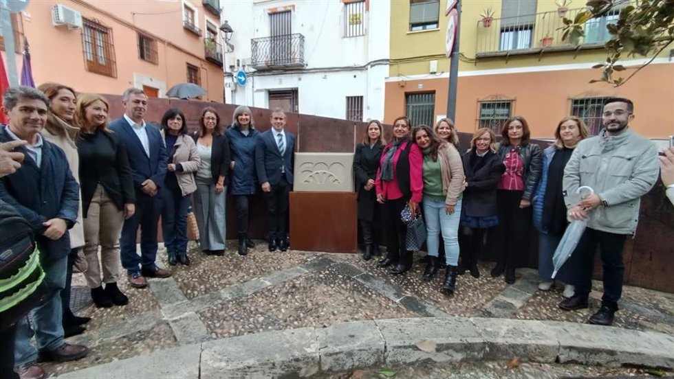 Autoridades y representantes de entidades gitanas junto al hito.