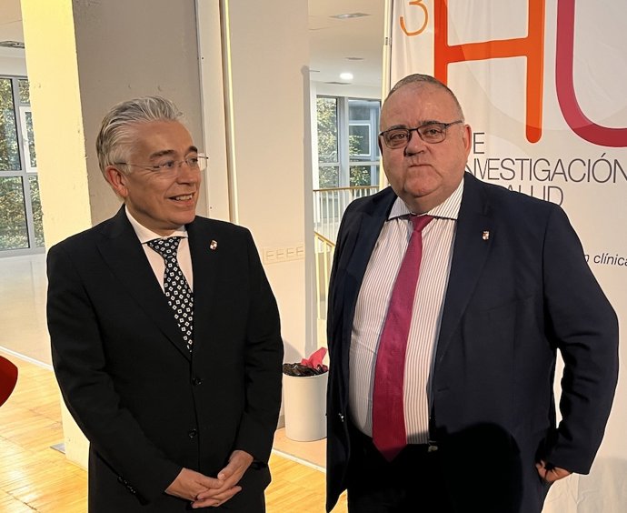 El delegado de la Junta en Burgos, Roberto Saiz, y el consejero de Sanidad, Alejandro Vázquez, a la entrada al HUB de biosanidad.
