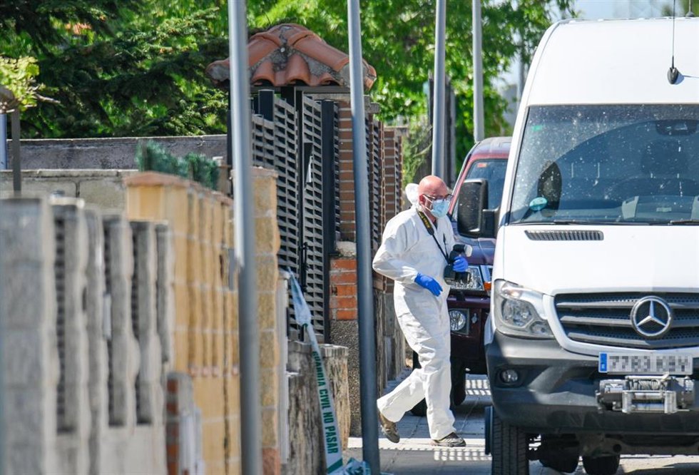 Archivo - Un agente del Servicio de Criminalística (SECRIM) de la Guardia Civil trabaja en el lugar de los hechos, a 15 de abril de 2024, en Chiloeches, Guadalajara, Castilla-La Mancha (España). L