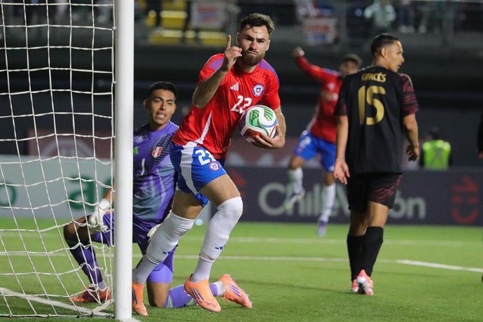 Futbol, Chile vs Peru  Partido amistoso 2025  El jugador de la seleccion chilena Ben Brereton, centro, celebra el gol, durante el partido amistoso disputado en el Estadio Bicentenario de la Florida, Santiago, Chile.  10/10/2025  Felipe