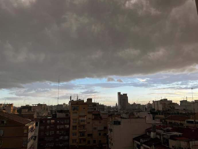 Tempesta al seu pas pel centre de València