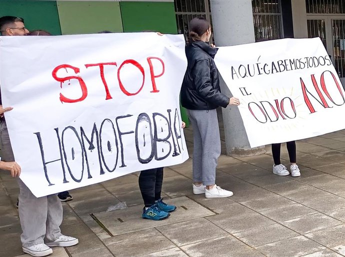 Concentración contra las pintadas homófobas del IES Almensilla