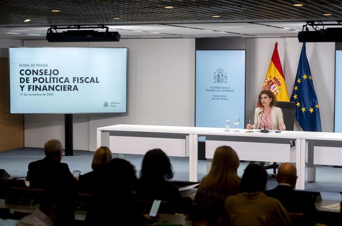 La vicepresidenta primera y ministra de Hacienda, María Jesús Montero, durante una rueda de prensa tras la reunión del Consejo de Política Fiscal y Financiera (CPFF), en el Ministerio de Hacienda, a 17 de noviembre de 2025, en Madrid (España). Durante la 