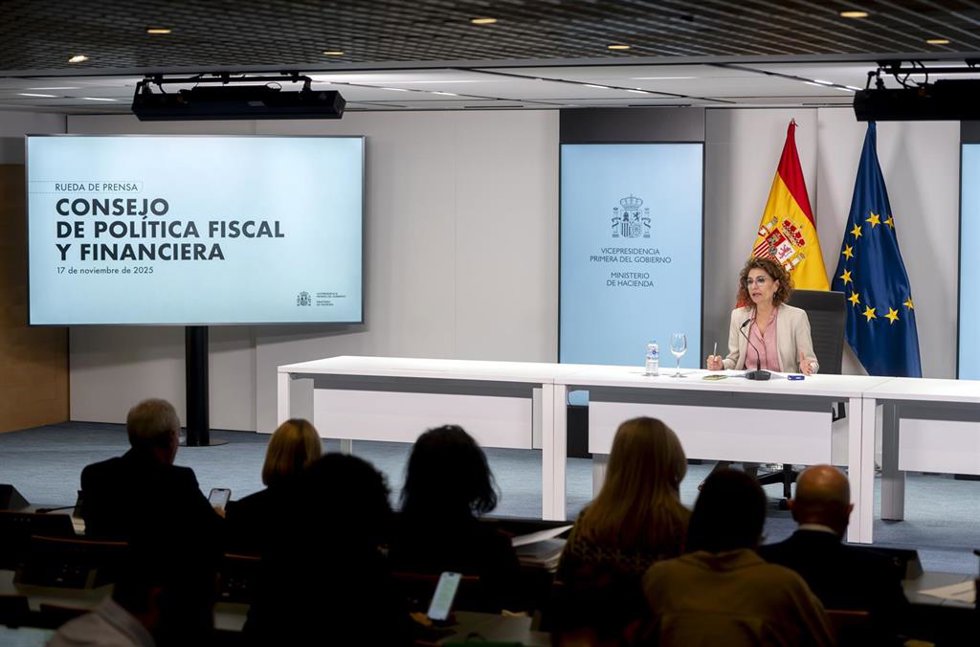 La vicepresidenta primera y ministra de Hacienda, María Jesús Montero, durante una rueda de prensa tras la reunión del Consejo de Política Fiscal y Financiera (CPFF), en el Ministerio de Hacienda, a 17 de noviembre de 2025, en Madrid (España). Durante l