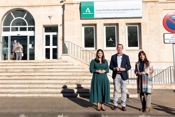 José María Martín, Noemí Cruz e Inés Plaza, ante el Centro Periférico de Especialidades Bola Azul de Almería.