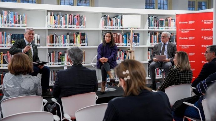 El consejero de Cultura, Turismo, Deporte y Juventud, José Luis Pérez Pastor, y la secretaria general del Instituto Cervantes, Carmen Noguero, participan en la meda redonda ‘Migración y migrantes en Europa y América’