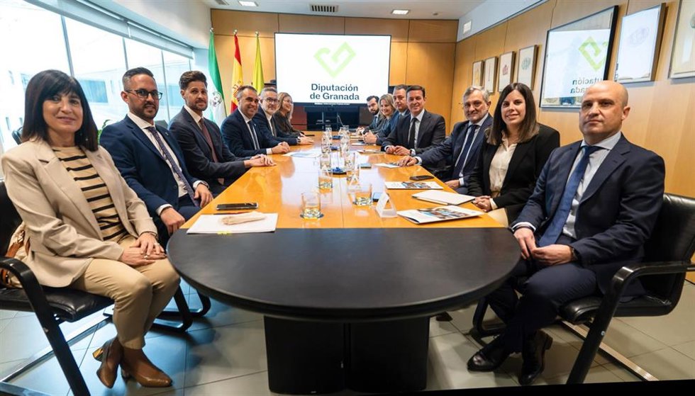 Archivo - Representantes de las diputaciones de Almería y Granada durante una reunión de trabajo sobre el proyecto Alpujarra Conectada.