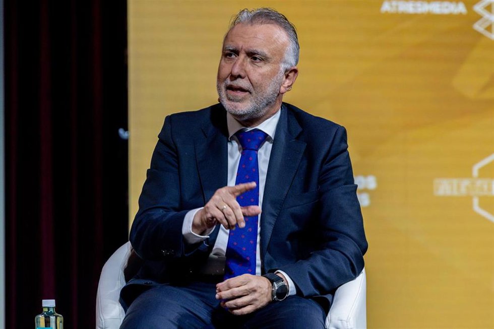 El ministro de Política Territorial y Memoria Democrática, Ángel Víctor Torres, interviene durante el foro Metafuturo 2025, en el Ateneo de Madrid, a 17 de noviembre de 2025, en Madrid (España). 