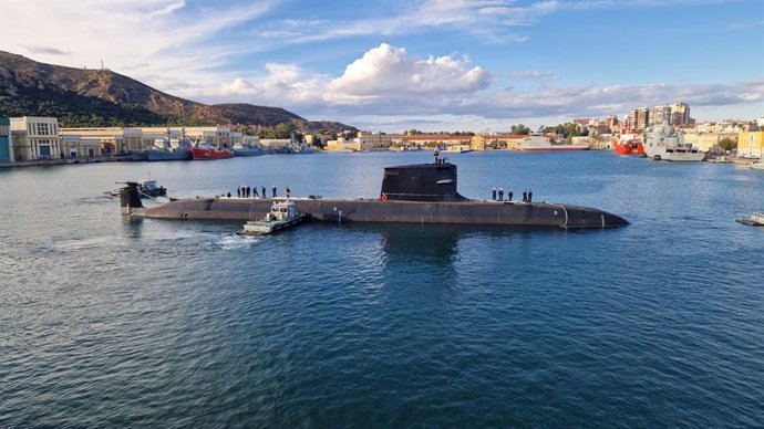 El submarino S-82 'Narciso Monturiol' en aguas de Cartagena