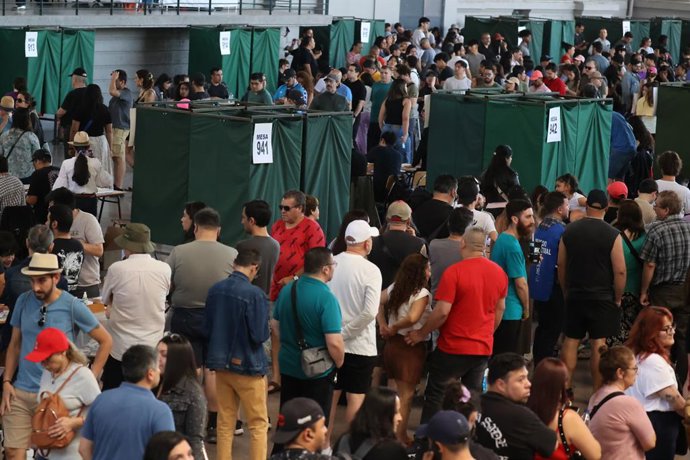 Santiago, 16 de noviembre 2025. Santiaguinos sufragan durante las elecciones presidenciales 2025 en el Centro Cultural Estacion Mapocho de la comuna de Santiago. Dragomir Yankovic/Aton Chile