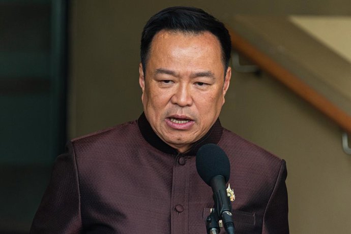 Archivo - October 7, 2025, Bangkok, Thailand: Thailand Prime Minister Anutin Charnvirakul speaks to the media during a press conference after the first official cabinet meeting of the new government at the government house in Bangkok.