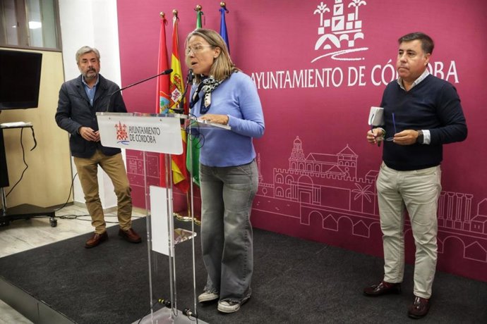 El portavoz del gobierno del Ayuntamiento de Córdoba, Miguel Ángel Torrico; la teniente de alcalde delegada de Cultura, Isabel Albás, y el delegado de Infraestructuras, Miguel Ruiz Madruga.