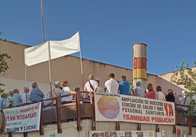 Una concentración de la Plataforma en Defensa de la Sanidad Pública de Fernán Núñez.