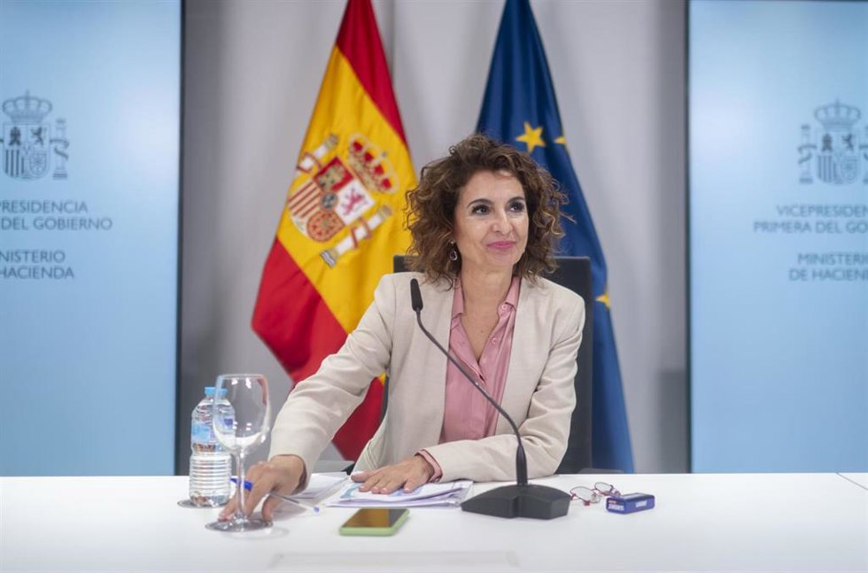 La vicepresidenta primera y ministra de Hacienda, María Jesús Montero, durante una rueda de prensa tras la reunión del Consejo de Política Fiscal y Financiera (CPFF), en el Ministerio de Hacienda, a 17 de noviembre de 2025, en Madrid (España). Durante l