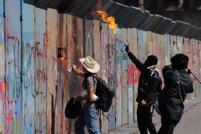 15 de novembro de 2025, Cidade do México, Cdmx, México: As pessoas se revoltam durante a autoproclamada manifestação da "Geração Z" contra o governo mexicano após o assassinato do prefeito de Uruapan, Carlos Manzola, enquanto a presidente do México, Claud