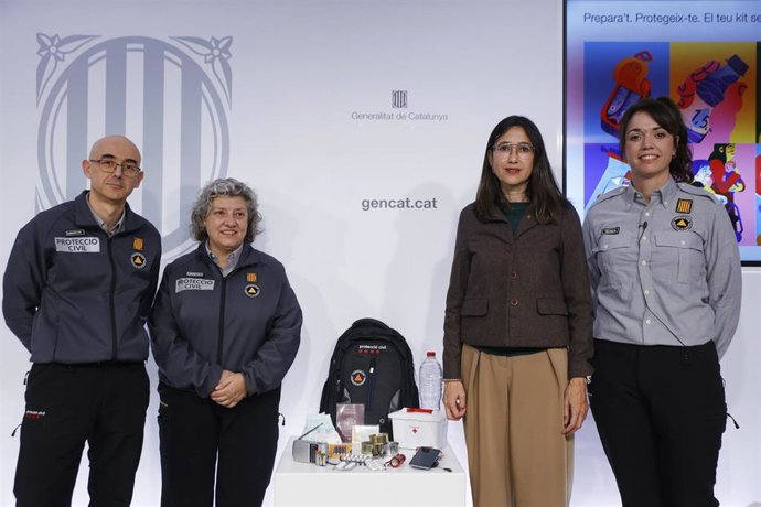 La consellera de Interior y Seguridad Pública, Núria Parlon, con responsables de Protecció Civil y el kit de emergencias que se recomienda a la ciudadanía