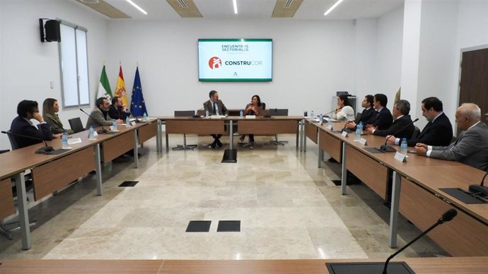 Molina y Jiménez (centro, al fondo), en la reunión de Construcor y Junta para analizar los presupuestos andaluces de 2026 para Córdoba y su provincia.