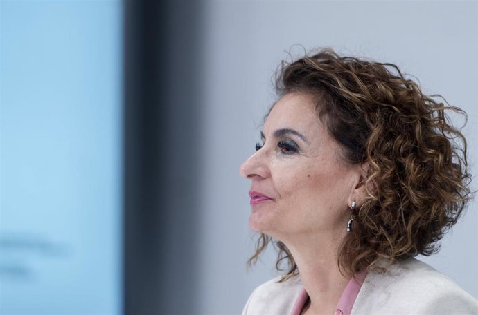 La vicepresidenta primera y ministra de Hacienda, María Jesús Montero, durante una rueda de prensa tras la reunión del Consejo de Política Fiscal y Financiera (CPFF), en el Ministerio de Hacienda, a 17 de noviembre de 2025, en Madrid (España). 