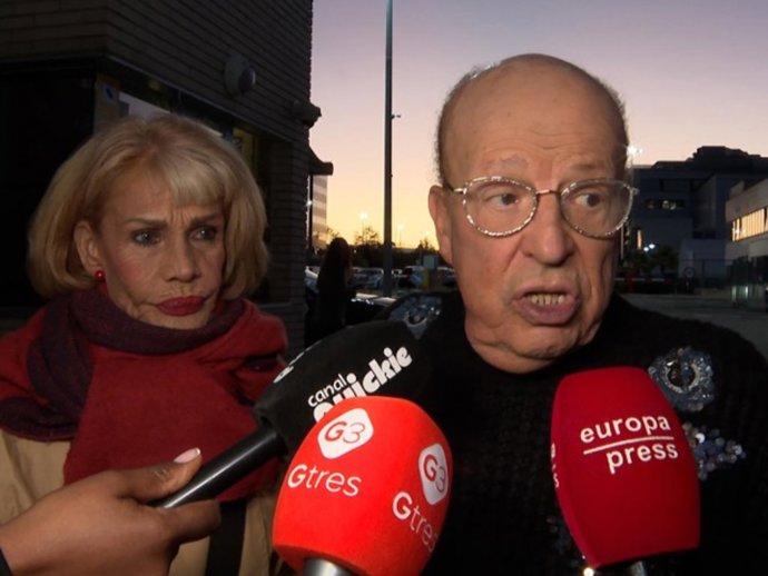 RAPPEL , JUNTO A SU AMIGA ROSA VALENTY, A LA SALIDA DE TELEVISIÓN