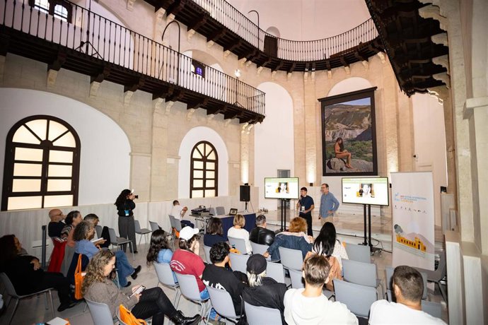 Asistentes al Taller de Videoarte durante la primera jornada celebrada en el Murec dentro de la XXIV edición del Festival Internacional de Cine de Almería (Fical).