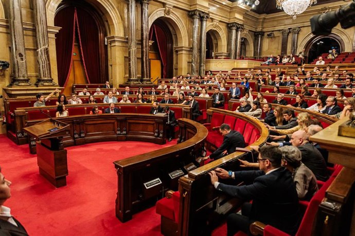 Archivo - El pleno del Parlament, durante una votación