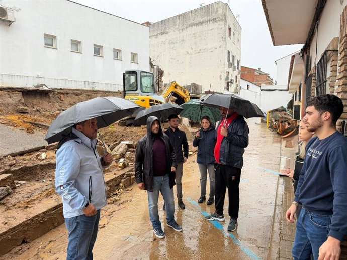 (Desde Izda.) Hernández, Pérez Y Cobo, Hablan Con Unos Vecinos De Almodóvar En Una De Las Zonas Del Municipio Más Afectadas Por La Borrasca Claudia.