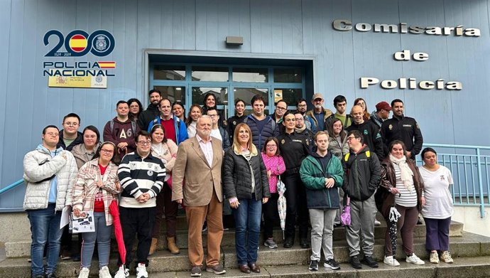 Presentación en la Comisaría Provincial del calendario solidario para el año 2026 a favor de la Asociación Down Córdoba.