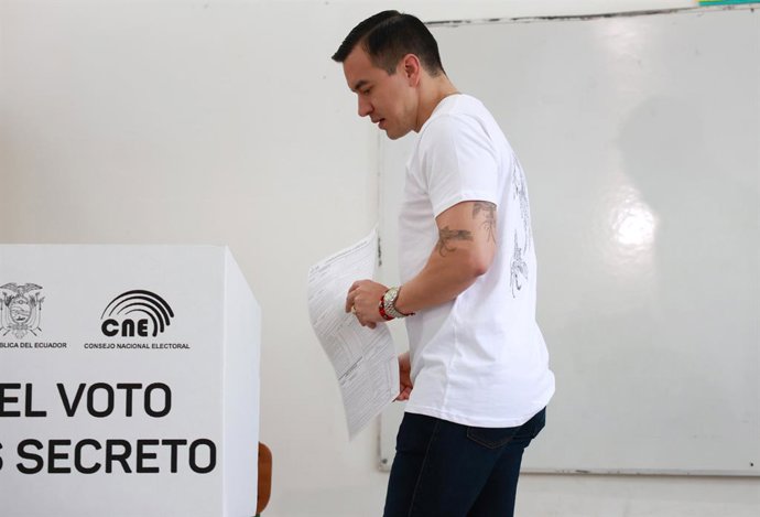 QUITO, 17 de novembro de 2025 -- O presidente equatoriano Daniel Noboa vota em uma seção eleitoral em Olón, província de Santa Elena, Equador, em 16 de novembro de 2025. Os equatorianos votaram contra a permissão do retorno de bases militares estrangeiras