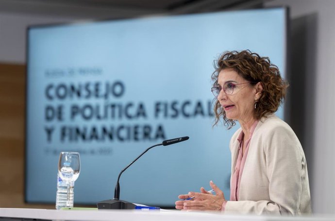 La vicepresidenta primera y ministra de Hacienda, María Jesús Montero, durante una rueda de prensa tras la reunión del Consejo de Política Fiscal y Financiera (CPFF), en el Ministerio de Hacienda, a 17 de noviembre de 2025, en Madrid (España). Durante la 