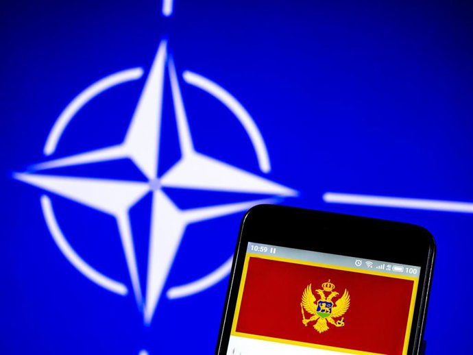 Archivo - Una bandera de Montenegro sobre un fondo de la OTAN