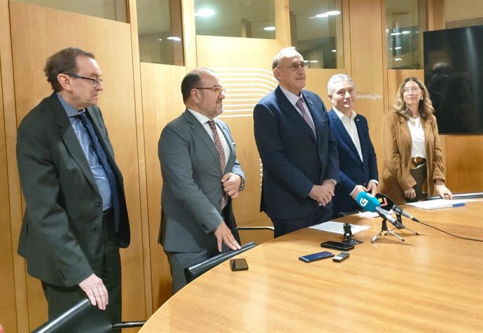 (I-D) José Alberto Díez, Secretario Xeral De Universidades; Antonio López, Reitor Da USC; Manuel Reigosa, Reitor Da Uvigo;  Ricardo Cao, Reitor Da UDC; E Carmen Balboa, Vicegerente Do Sergas.