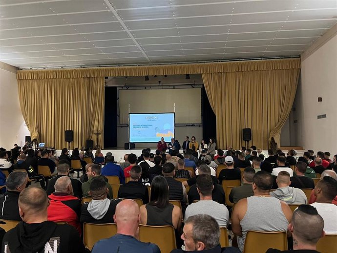 Asistentes del centro penitenciario El Acebuche en Almería durante la proyección de ‘Enemigos’.