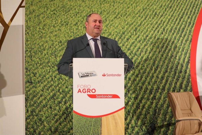 El consejero de Agricultura, Ganadería y Desarrollo Rural, Julián Martínez Lizán, en el Foro Agro Santander celebrado en Alcázar de San Juan.