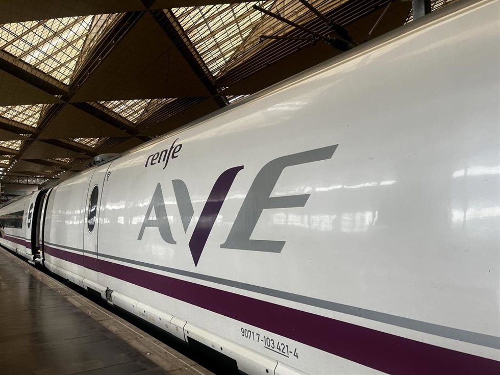 Archivo - Un tren AVE parado en la estación de Delicias de Zaragoza.