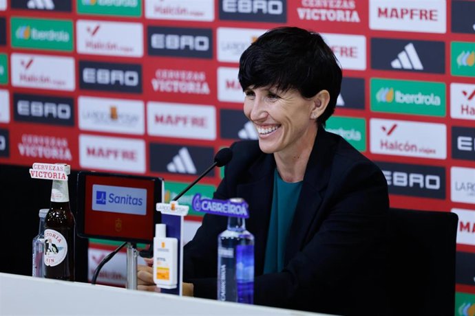 Archivo - La seleccionadora española de fútbol femenino, Sonia Bermúdez, en rueda de prensa