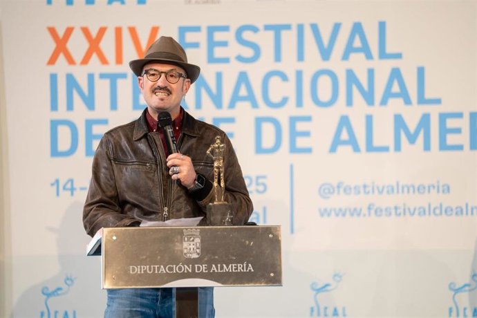 Álex O'Dogherty interviene durante la recogida del Premio Canal Sur en el Patio de Luces de la Diputación Provincial, en el marco de la XXIV edición del Festival Internacional de Cine de Almería (Fical).