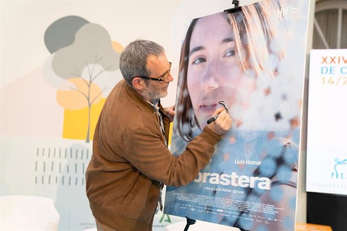 El productor de ‘Forastera’, Tono Folguera, firma el cartel promocional de la película durante su presentación en el Festival Internacional de Cine de Almería (Fical).