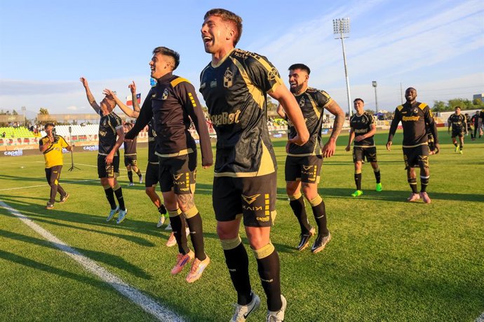 Futbol, Palestino vs Coquimbo Unido. Fecha 27, Liga de Primera 2025. Los jugadores de Coquimbo Unido festejan la victoria, durante el partido de primera division disputado en el Estadio Municipal de La Cisterna, Santiago, Chile. 08/11/2025 Pepe