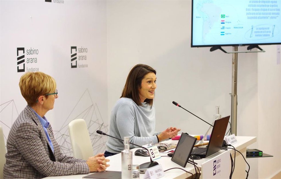 Arantxa Tapia y la eurodiputada del PNV, Oihane Agirregoitia
