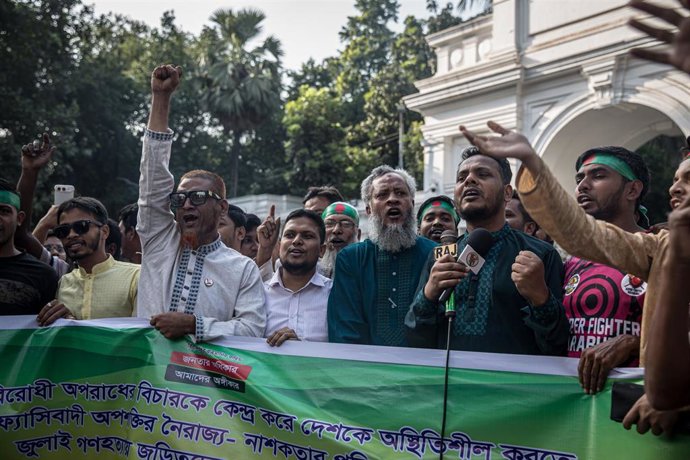 Manifestantes en Daca tras la condena a muerte de la ex primera ministra Sheij Hasina