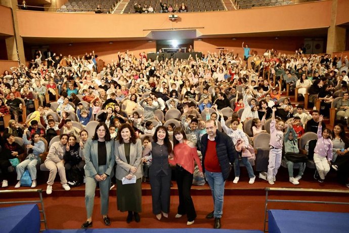 Asistentes al taller infantil y a la proyección de ‘Padre no hay más que uno 5’ en el Auditorio Maestro Padilla de Almería, en el marco de la XXIV edición del Festival Internacional de Cine de Almería (Fical).