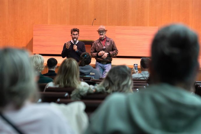 Álex O'Dogherty, junto a Carlos Vives, durante la presentación del documental ‘De todos los lados un poco’ en la Biblioteca Villaespesa de Almería.