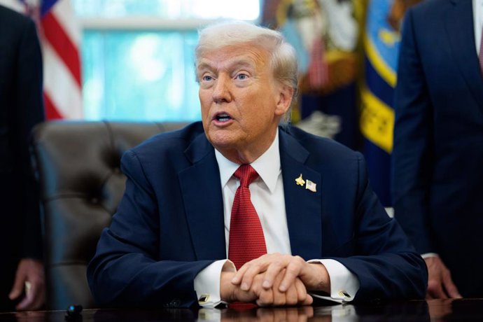 Archivo - October 6, 2025, Washington, District Of Columbia, USA: United States President Donald J Trump gives remarks to the media after signing an executive order regarding Alaskan mining in the Oval Office of the White House in Washington, DC, USA, on 