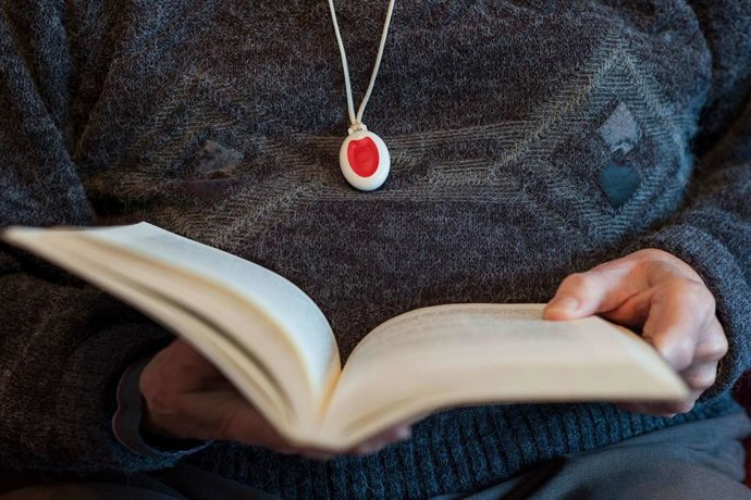 Archivo - Imagen de archivo de una persona mayor con un libro.