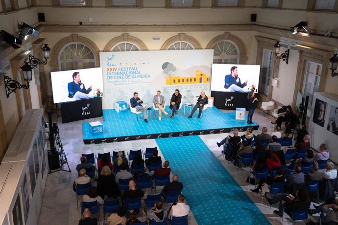 Participantes y público durante la quinta mesa redonda del Festival Internacional de Cine de Almería (Fical), dedicada a 'La muerte tenía un precio'.