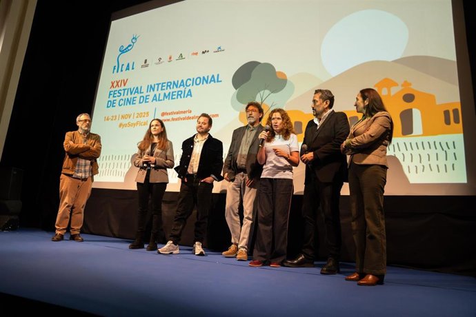 Integrantes de los equipos participantes en la cuarta sesión del Certamen Internacional de Cortometrajes ‘Almería en Corto’ durante su presentación en el Teatro Apolo, en el marco de la XXIV edición del Festival Internacional de Cine de Almería (Fical).
