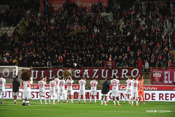 Los jugadores de la Cultural Leonesa celebran la victoria sobre el Málaga (1-0) en LaLiga Hypermotion